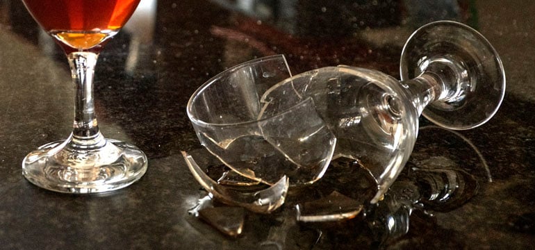 plastic-vs-glass-drinkware-broken-glass.jpg